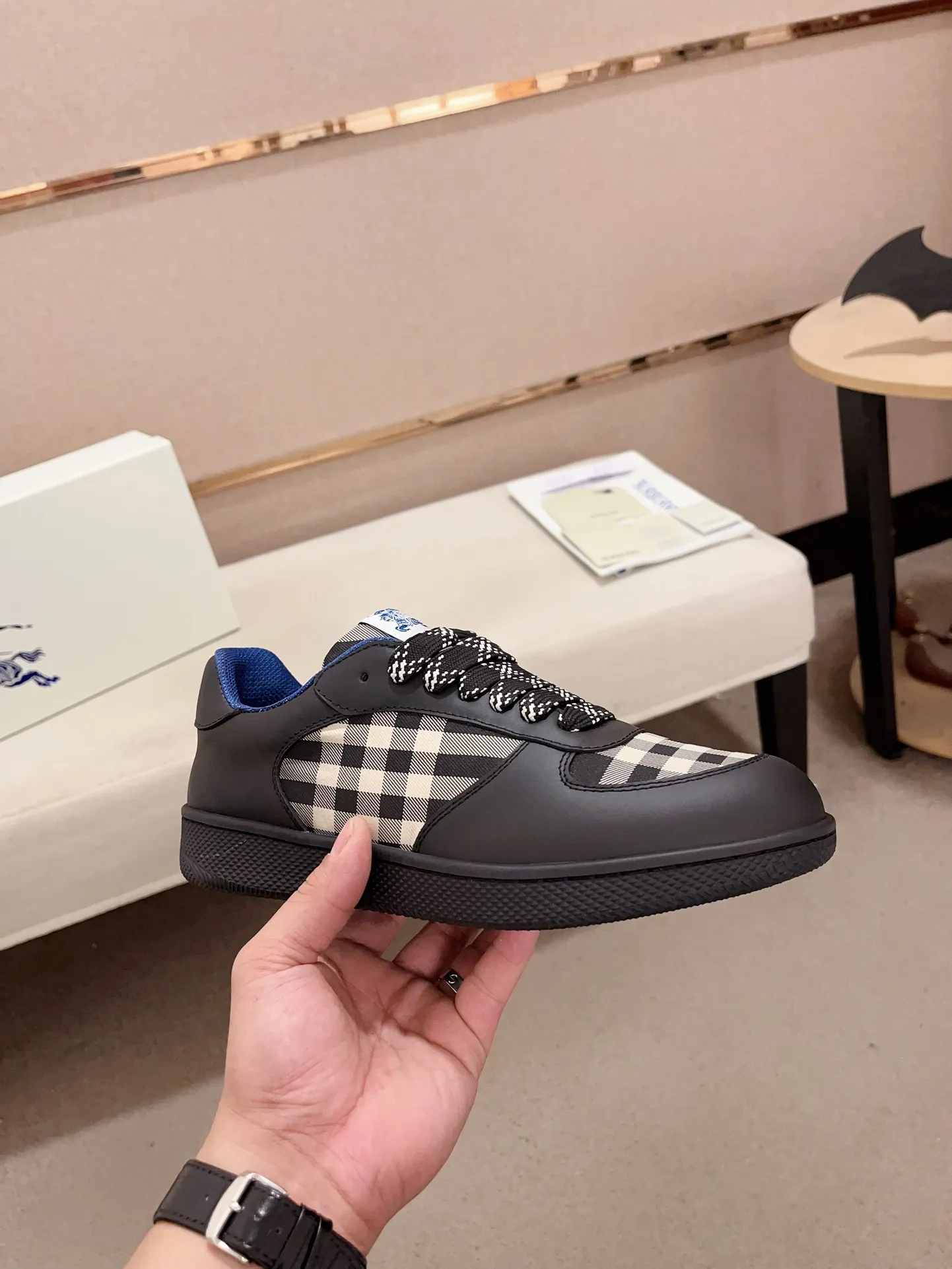 Men's shoes💰: 620💰Top version🥳◾️▫️The new Burberry men's classic low-top sneakers are reinterpreted with Vintage retro plaid cotton material and calfskin, decorated with a new brand logo. First-layer cowhide lining, embossed Burberry logo on the heel, and original TPU outsole! Code number: 38-45. Women's sizes and 46 can be customized.